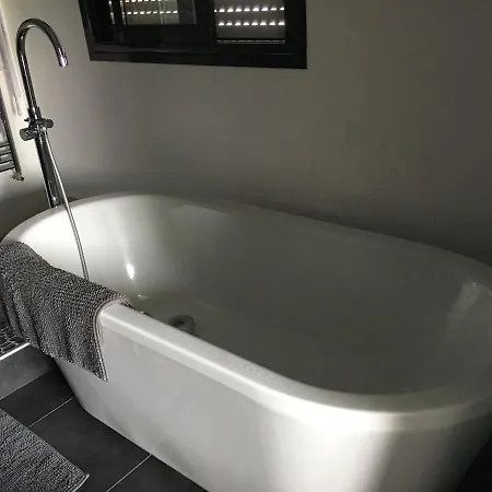 Le Confort Contemporain Dans Un Ecrin De Verdure *